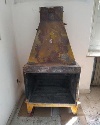 Struttura camino con caldaia