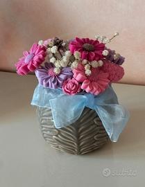 Vasetti ceramica con fiori di cera