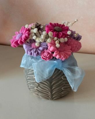 Vasetti ceramica con fiori di cera