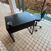 una scrivania per computer