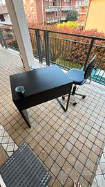 una scrivania per computer