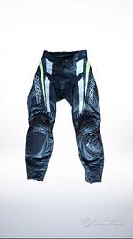 pantaloni in pelle moto