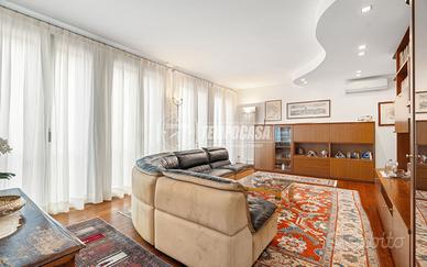 MERAVIGLIOSO PENTALOCALI CON TERRAZZI E 2 BOX!