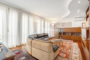 MERAVIGLIOSO PENTALOCALI CON TERRAZZI E 2 BOX!