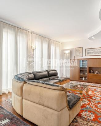 MERAVIGLIOSO PENTALOCALI CON TERRAZZI E 2 BOX!