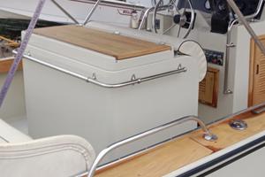 Boston Whaler Outrage Super Leaning Post