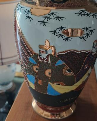 Vaso in porcellana giapponese decorato
