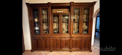 Vetrina e cassettiera in legno
