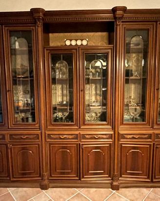 Vetrina e cassettiera in legno