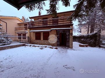 VILLA A SCHIERA A ROCCA DI MEZZO