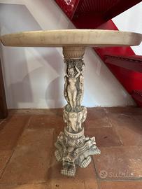 Tavolino etnico orientale in resina scolpita.