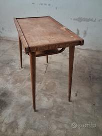 Tavolino vintage in legno con ripiano
