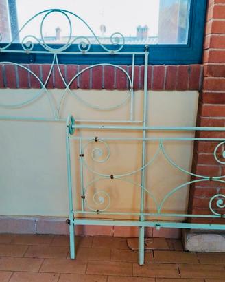 Letto in ferro battuto e rete