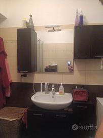 bagno completo di mobili e specchio 