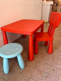 Tavolino con seduta e sgabello