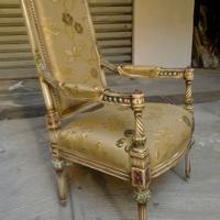 poltrona e varie quadri dipinti a mano