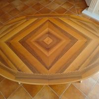 Tavolo ovale allungabile.