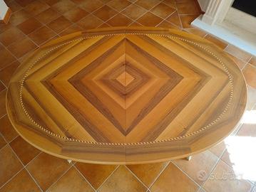 Tavolo ovale allungabile.