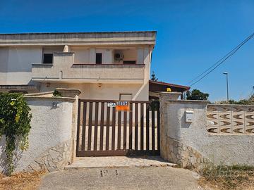 Villa bifamiliare con ampi spazi esterni