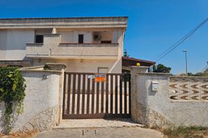 Villa bifamiliare con ampi spazi esterni
