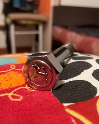 Bullone originale Ferrari marchiato — d’epoca