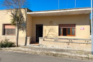 Casa angolare a melissano con giardino
