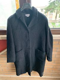 Cappotto nero per donna, Caractère