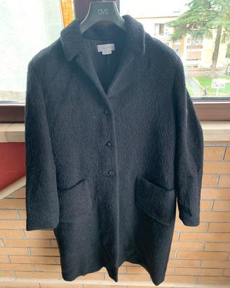 Cappotto nero per donna, Caractère