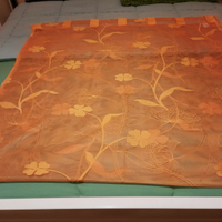 Tende arancioni con fiori