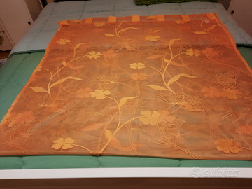 Tende arancioni con fiori