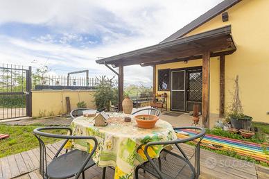 VILLA A SCHIERA D'ANGOLO A ROMA