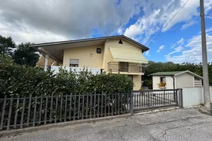 Villa di 180 m² con più di 5 locali e box auto dop