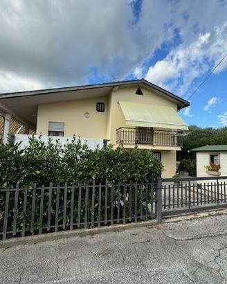 Villa di 180 m² con più di 5 locali e box auto dop