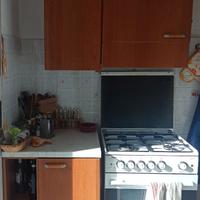 Cucina: pensili, fornello e frigorifero
