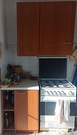 Cucina: pensili, fornello e frigorifero