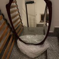 Specchio con cornice in noce