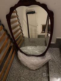 Specchio con cornice in noce