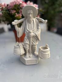 Statua in porcellana bianca – Figura di anziano co