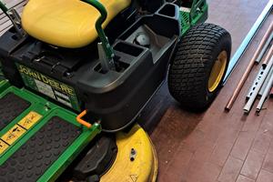 JOHN DEER 