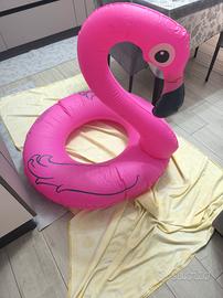 fenicottero gonfiabile per il mare 