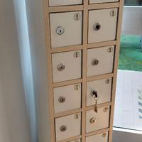 Armadietto a colona , con doppia chiavi