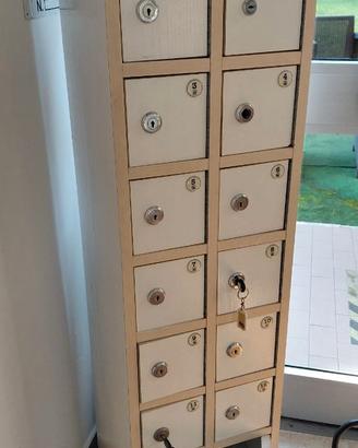Armadietto a colona , con doppia chiavi