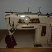 Macchina da cucire Singer con mobile integrato