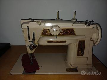 Macchina da cucire Singer con mobile integrato