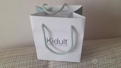 Borsina Kidult in cartone, con manici in tessuto. 