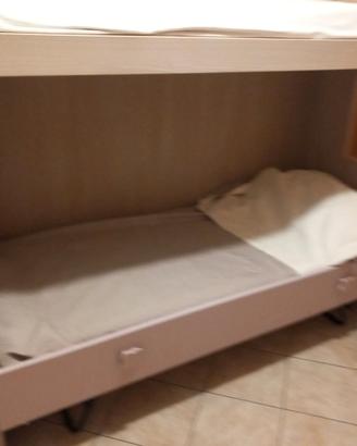 LETTO A CASTELLO DUE LETTI UNO SOPRA UNO SOTTO.