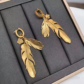 Orecchini in piuma versace