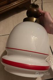 Lampadario in vetro opalino e ottone