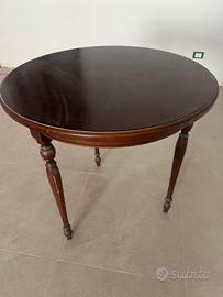 Tavolo rotondo in noce  diametro cm 80
