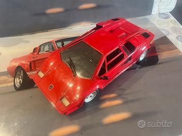 Lamborghini cuntach  polistil  scala 1/18.